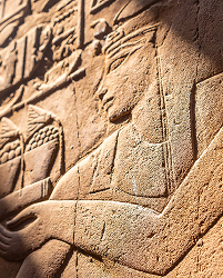 Desenhos egípcios esculpidos em uma parede